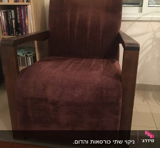 כורסה חומה עם מסגרת עץ על רצפה מרוצפת